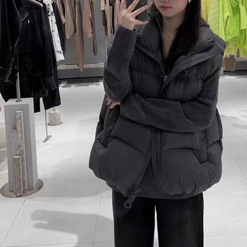 Női kapucnis tollmellény, töltet duck down 81–85%, laza szabás, cipzár, hossz 50–65 cm