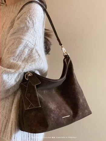 Kožna podlaktna torbica s zatvaračem, vodoravnog kvadratnog oblika, unutarnja džep s zatvaračem, jedna naramenica