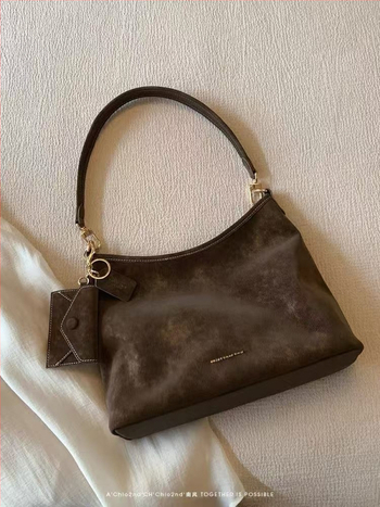 Kožna podlaktna torbica s zatvaračem, vodoravnog kvadratnog oblika, unutarnja džep s zatvaračem, jedna naramenica