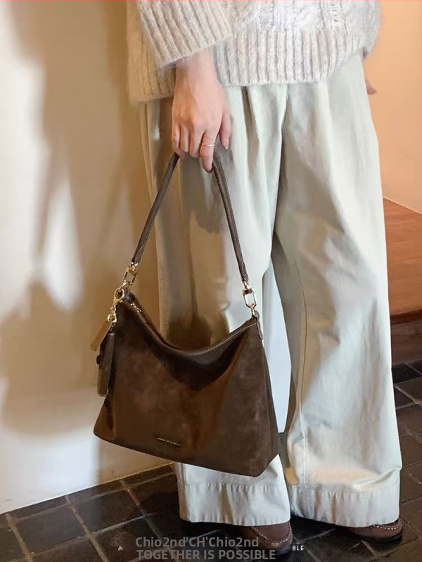 Kožna podlaktna torbica s zatvaračem, vodoravnog kvadratnog oblika, unutarnja džep s zatvaračem, jedna naramenica