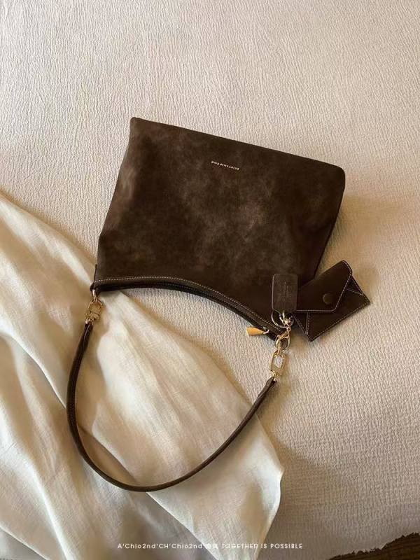 Kožna podlaktna torbica s zatvaračem, vodoravnog kvadratnog oblika, unutarnja džep s zatvaračem, jedna naramenica