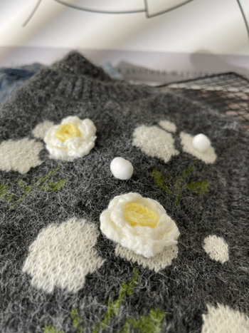 Vesta/Spate — tricot floral cu detaliu stratificat la spate, lungime scurtă, guler rotund, toamna 2025