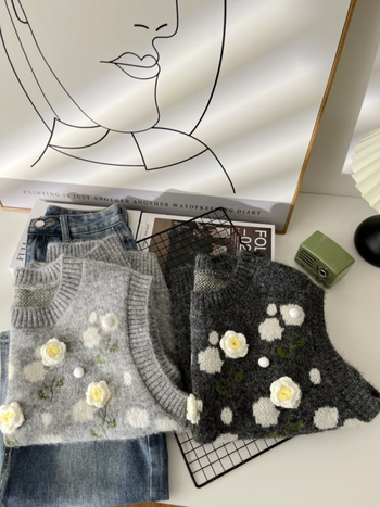 Vesta/Spate — tricot floral cu detaliu stratificat la spate, lungime scurtă, guler rotund, toamna 2025