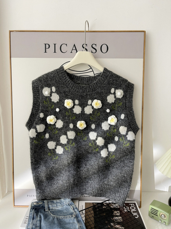 Vesta/Spate — tricot floral cu detaliu stratificat la spate, lungime scurtă, guler rotund, toamna 2025