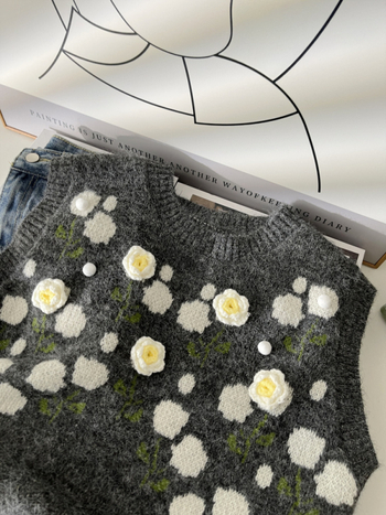 Vesta/Spate — tricot floral cu detaliu stratificat la spate, lungime scurtă, guler rotund, toamna 2025