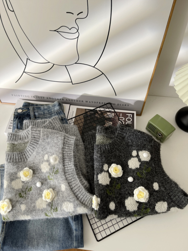 Vesta/Spate — tricot floral cu detaliu stratificat la spate, lungime scurtă, guler rotund, toamna 2025