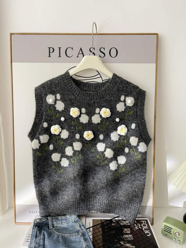 Vesta/Spate — tricot floral cu detaliu stratificat la spate, lungime scurtă, guler rotund, toamna 2025