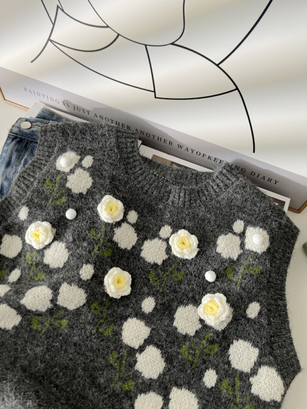 Vesta/Spate — tricot floral cu detaliu stratificat la spate, lungime scurtă, guler rotund, toamna 2025