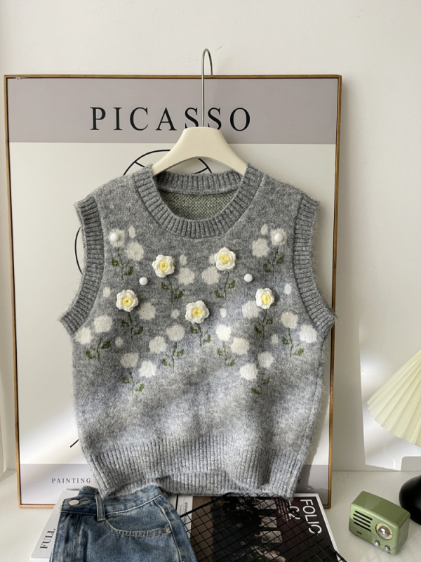 Vesta/Spate — tricot floral cu detaliu stratificat la spate, lungime scurtă, guler rotund, toamna 2025