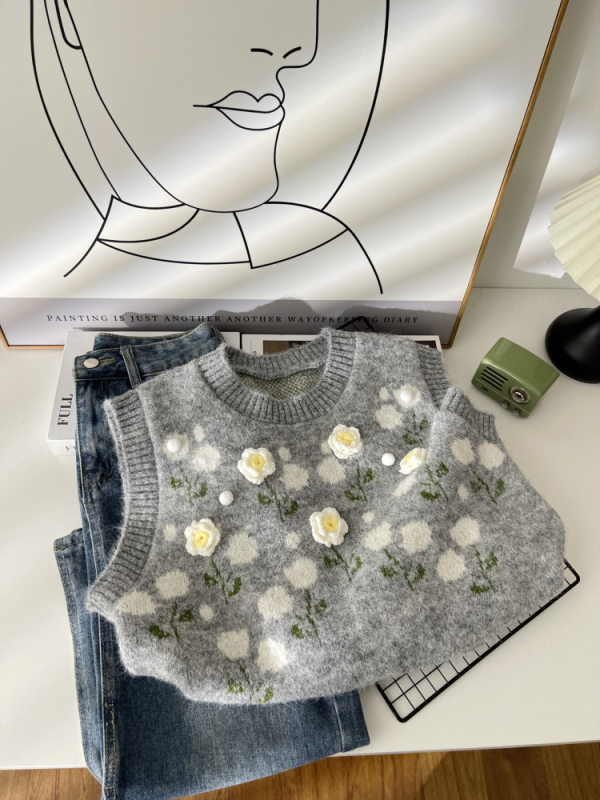 Vesta/Spate — tricot floral cu detaliu stratificat la spate, lungime scurtă, guler rotund, toamna 2025