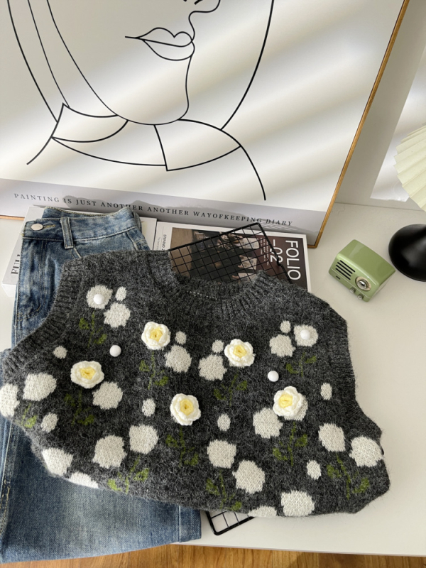 Vesta/Spate — tricot floral cu detaliu stratificat la spate, lungime scurtă, guler rotund, toamna 2025