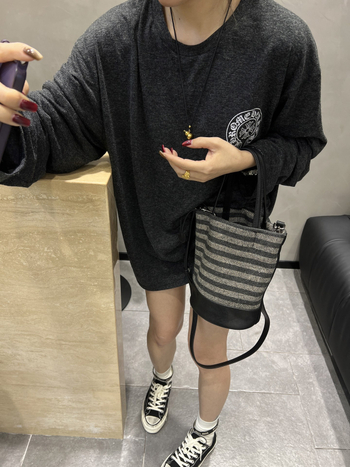 Baršunasta torba tip bucket s otvorenim vrhom, gradski jednostavan stil, skriveni džep sa zipom, jesen 2025.