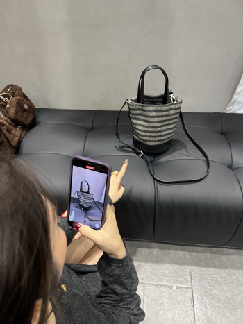 Baršunasta torba tip bucket s otvorenim vrhom, gradski jednostavan stil, skriveni džep sa zipom, jesen 2025.