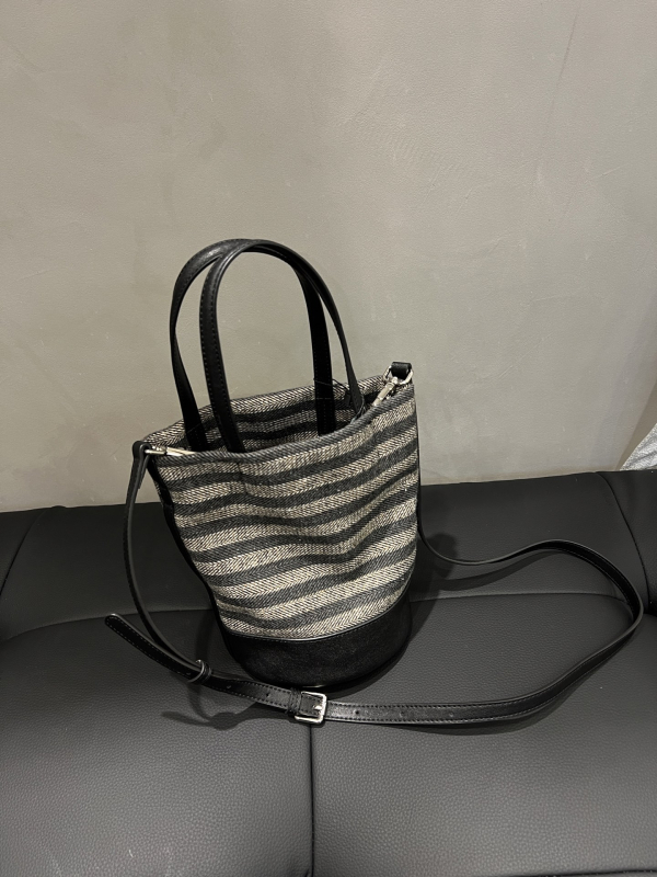 Baršunasta torba tip bucket s otvorenim vrhom, gradski jednostavan stil, skriveni džep sa zipom, jesen 2025.