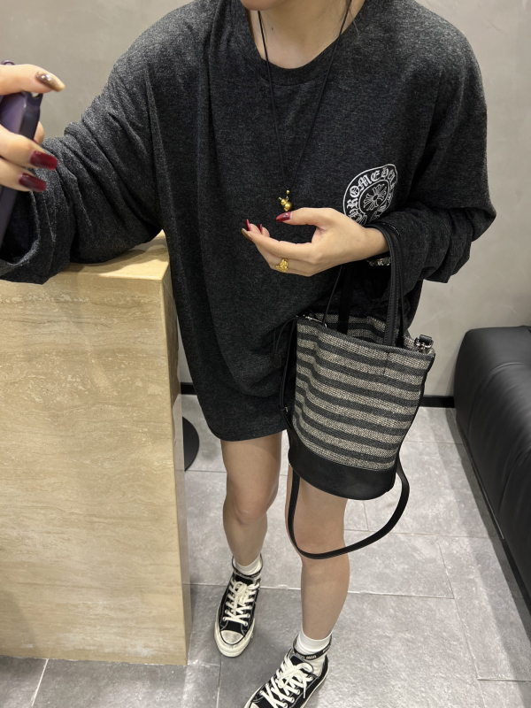 Baršunasta torba tip bucket s otvorenim vrhom, gradski jednostavan stil, skriveni džep sa zipom, jesen 2025.