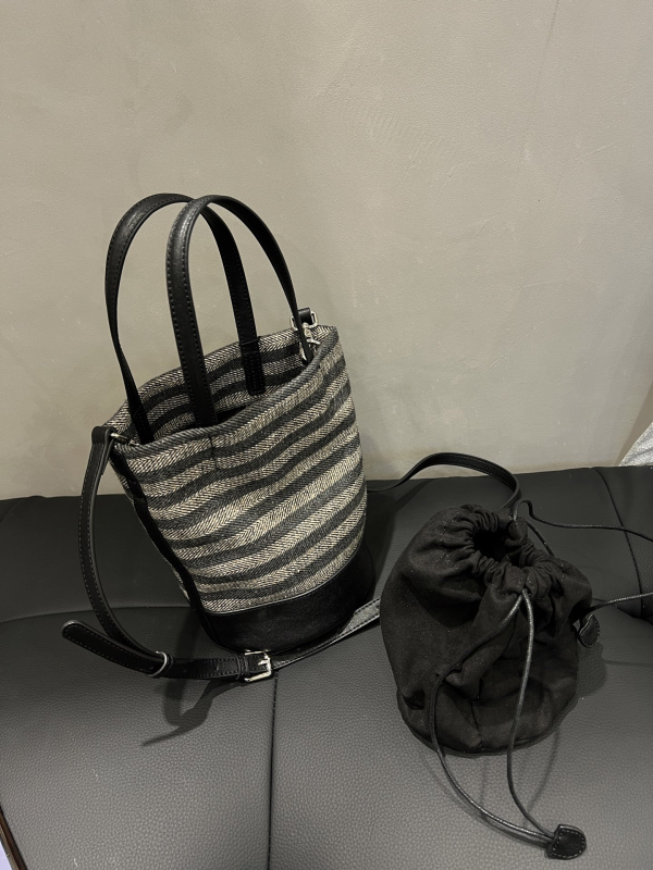 Baršunasta torba tip bucket s otvorenim vrhom, gradski jednostavan stil, skriveni džep sa zipom, jesen 2025.