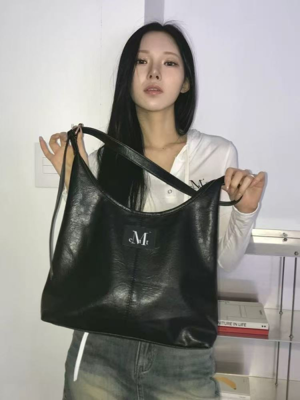 Crossbody torba ispod pazuha, dumpling oblik, PU materijal, zatvaranje zatvaračem, poliester podstava