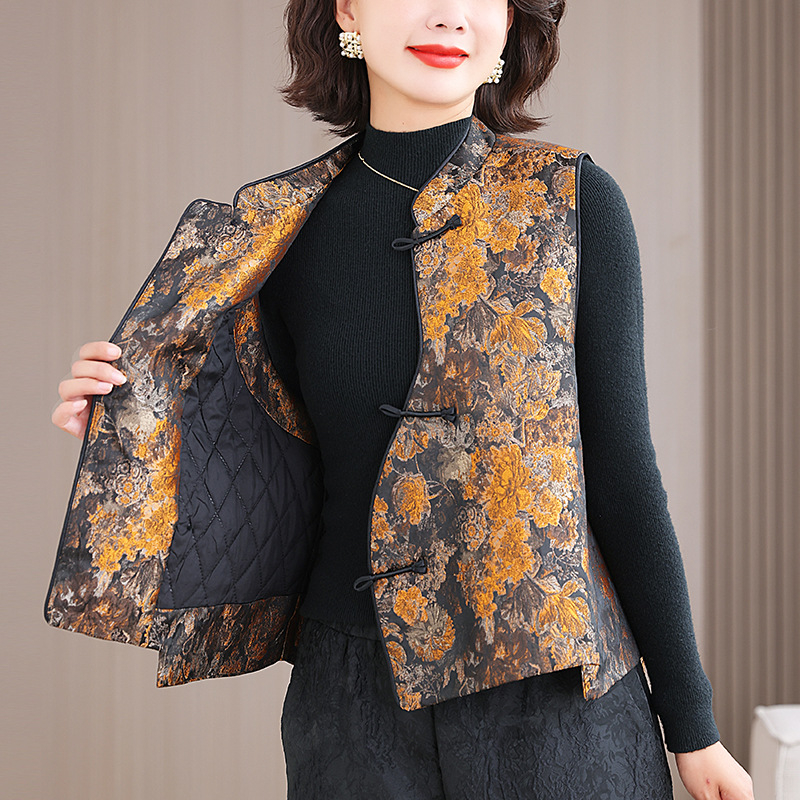 Vesta jacquard floral, quilted, cu guler în formă de V, umplutură din bumbac, închidere cu nasturi pe un rând