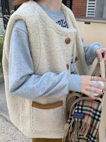 Vesta din lână de miel cu blană integrată, față dublă, lungime scurtă, guler rotund, nasture simplu