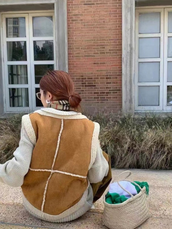 Vesta din lână de miel cu blană integrată, față dublă, lungime scurtă, guler rotund, nasture simplu