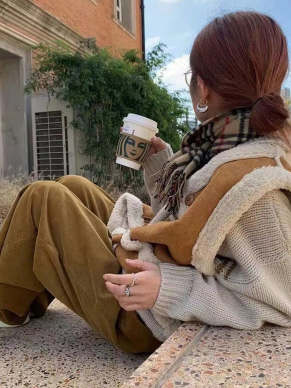 Vesta din lână de miel cu blană integrată, față dublă, lungime scurtă, guler rotund, nasture simplu