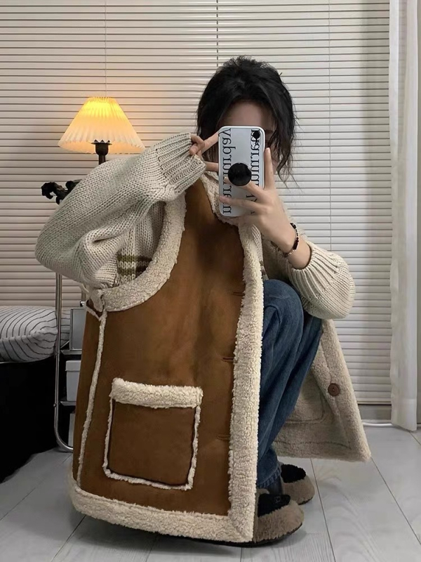 Vesta din lână de miel cu blană integrată, față dublă, lungime scurtă, guler rotund, nasture simplu