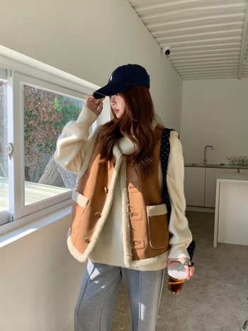 GAGD vestă fără mâneci din lână de miel pentru femei, croială lejeră, guler rotund, nasturi pe un singur rând, colecția de iarnă 2025