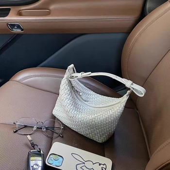 Torba za ruku, ručno pletena, gradski minimalistički stil, PU materijal, horizontalni pravokutni oblik, zatvaranje na zip, skrivena džep sa zipom