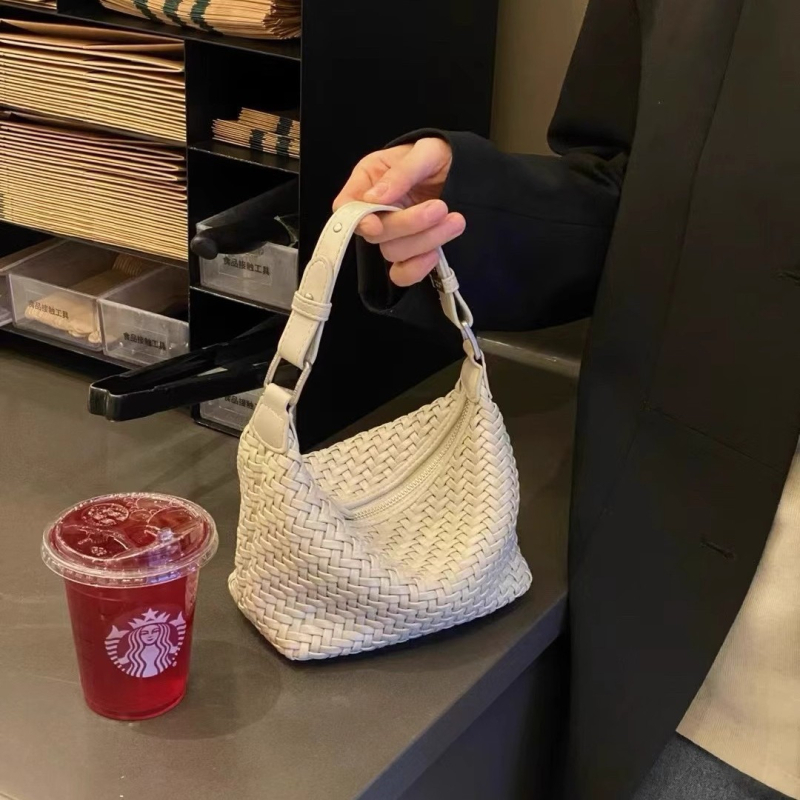 Torba za ruku, ručno pletena, gradski minimalistički stil, PU materijal, horizontalni pravokutni oblik, zatvaranje na zip, skrivena džep sa zipom