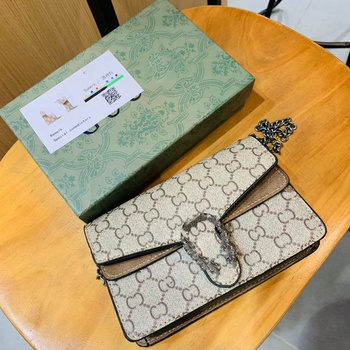 Ženska crossbody torbica, horizontalni kvadratni oblik, PU materijal, magnetsko zatvaranje, laminirani unutarnji džep, unutarnji sloj