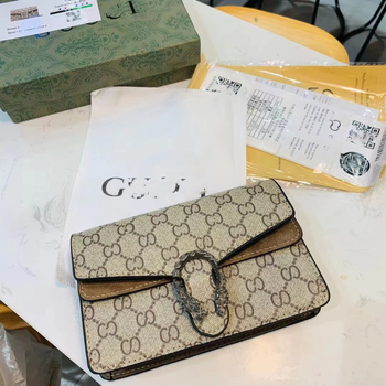 Ženska crossbody torbica, horizontalni kvadratni oblik, PU materijal, magnetsko zatvaranje, laminirani unutarnji džep, unutarnji sloj