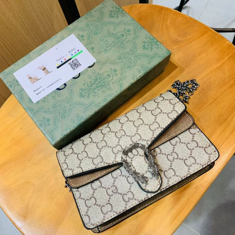 Ženska crossbody torbica, horizontalni kvadratni oblik, PU materijal, magnetsko zatvaranje, laminirani unutarnji džep, unutarnji sloj
