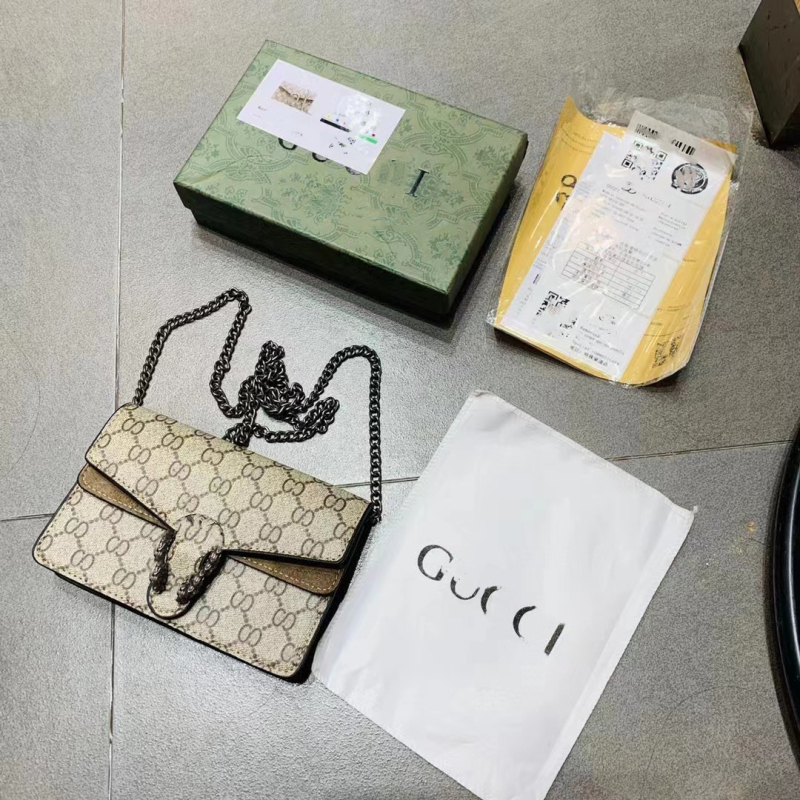 Ženska crossbody torbica, horizontalni kvadratni oblik, PU materijal, magnetsko zatvaranje, laminirani unutarnji džep, unutarnji sloj