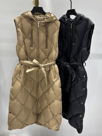 Duga ženska puffer vest s kapuljom i pojasom – vanjski najlon, patka perja 86–90%, duljina 80–100 cm, jednoredno kopčanje
