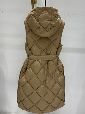 Duga ženska puffer vest s kapuljom i pojasom – vanjski najlon, patka perja 86–90%, duljina 80–100 cm, jednoredno kopčanje