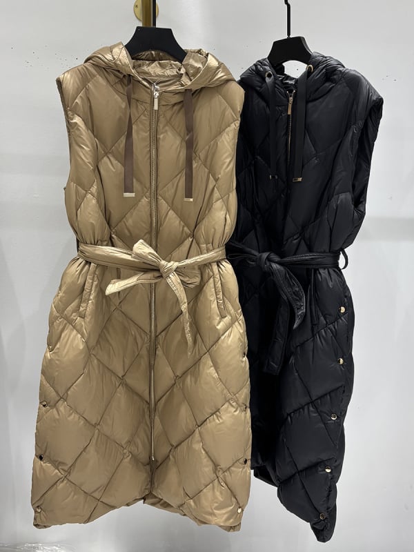 Duga ženska puffer vest s kapuljom i pojasom – vanjski najlon, patka perja 86–90%, duljina 80–100 cm, jednoredno kopčanje