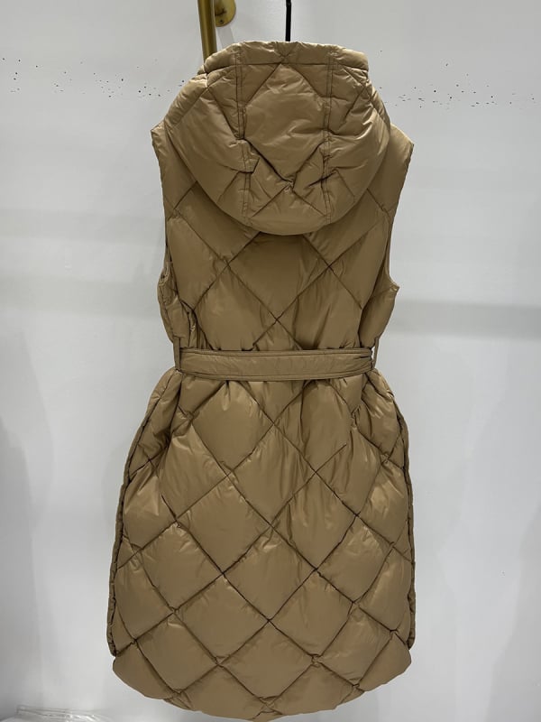 Duga ženska puffer vest s kapuljom i pojasom – vanjski najlon, patka perja 86–90%, duljina 80–100 cm, jednoredno kopčanje