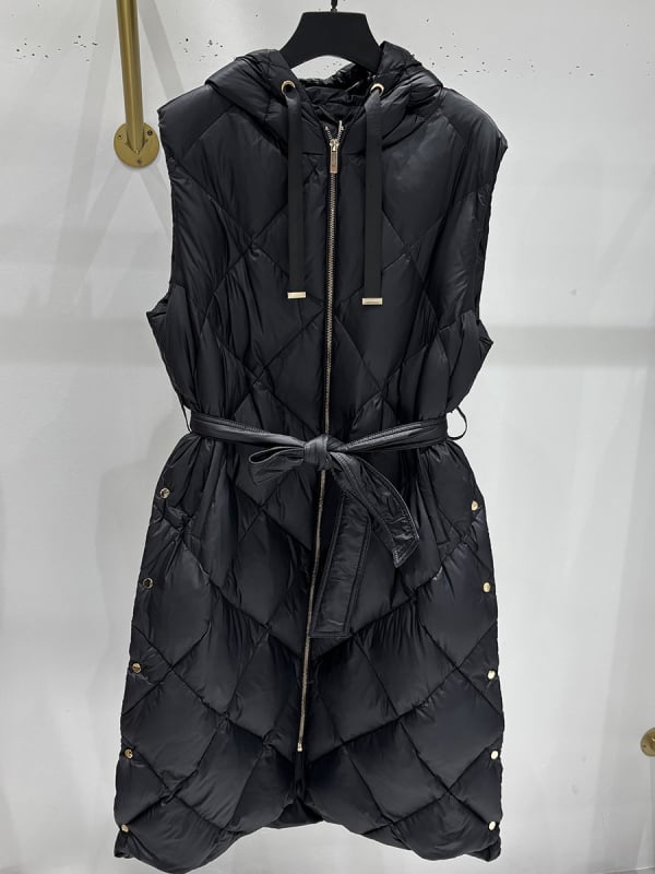 Duga ženska puffer vest s kapuljom i pojasom – vanjski najlon, patka perja 86–90%, duljina 80–100 cm, jednoredno kopčanje