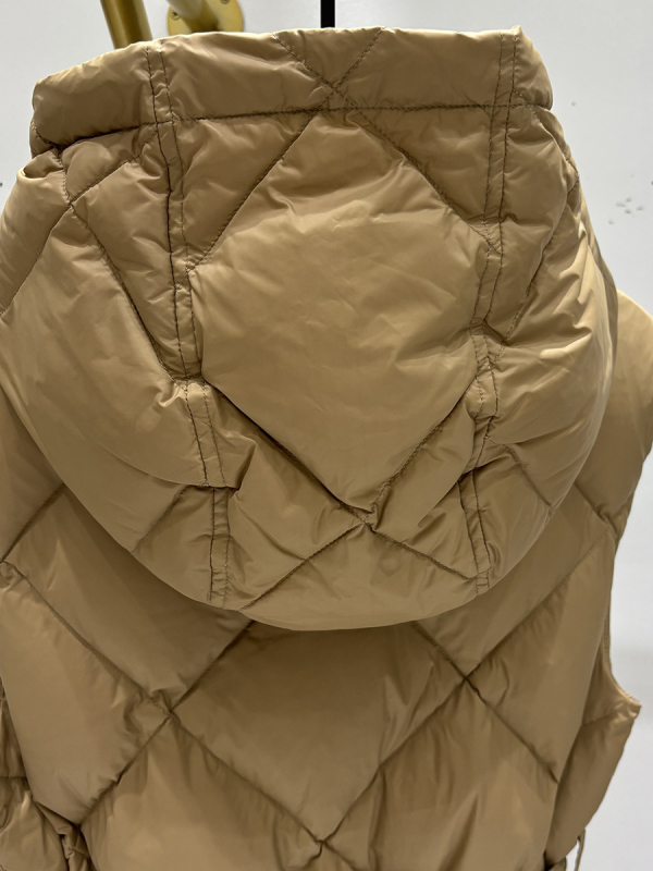 Duga ženska puffer vest s kapuljom i pojasom – vanjski najlon, patka perja 86–90%, duljina 80–100 cm, jednoredno kopčanje