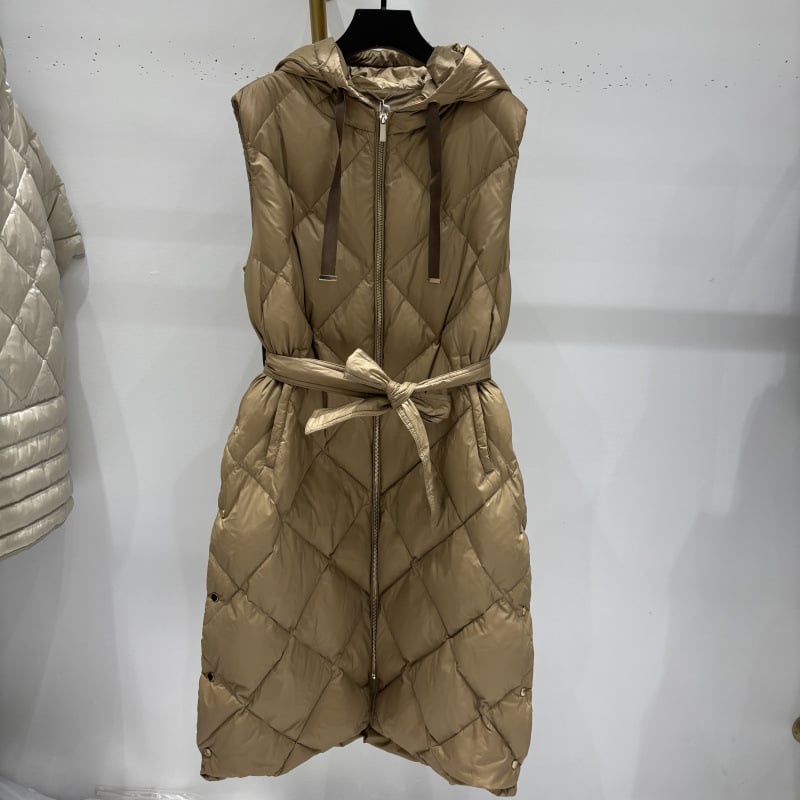 Duga ženska puffer vest s kapuljom i pojasom – vanjski najlon, patka perja 86–90%, duljina 80–100 cm, jednoredno kopčanje