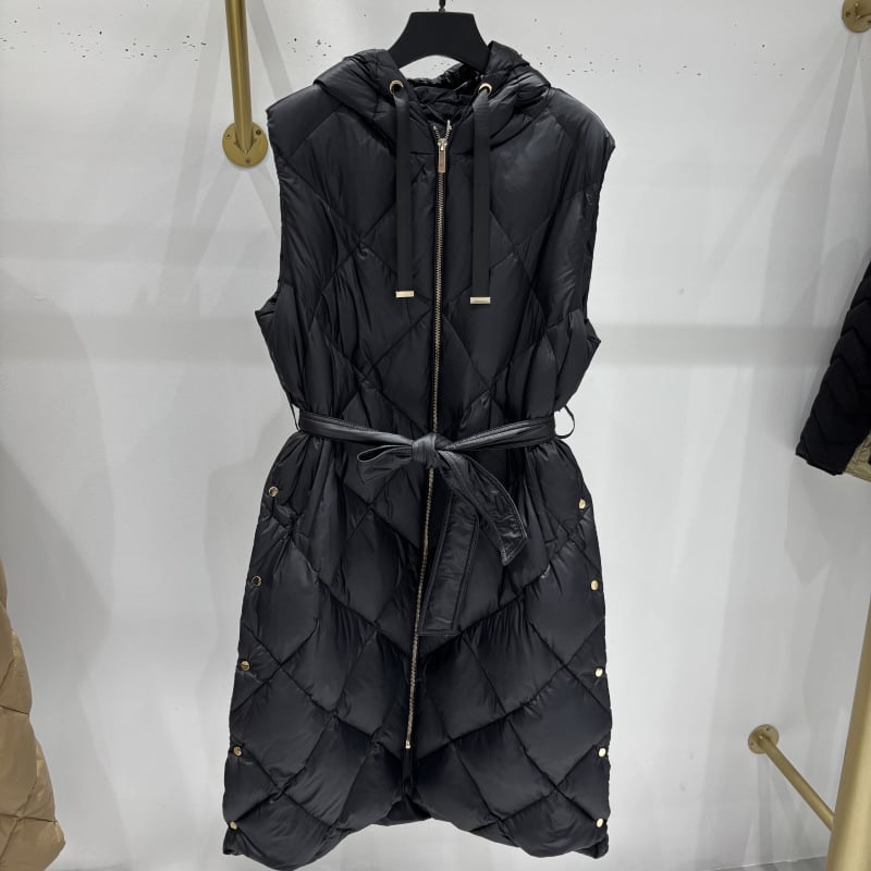 Duga ženska puffer vest s kapuljom i pojasom – vanjski najlon, patka perja 86–90%, duljina 80–100 cm, jednoredno kopčanje