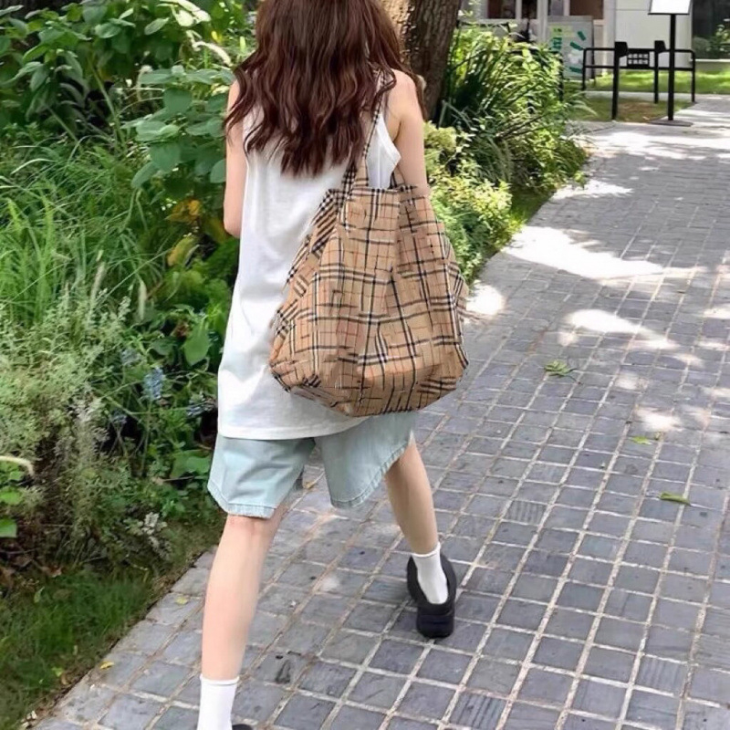 Platnena tote torba s kariranim uzorkom, velik kapacitet, kružnog oblika, unutarnji džep sa zipom, dvostruke naramenice