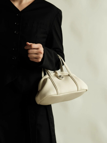 Crossbody torba u obliku knedle, PU materijal, magnetska kopča, poliester podstava, unutarnja džep na zip