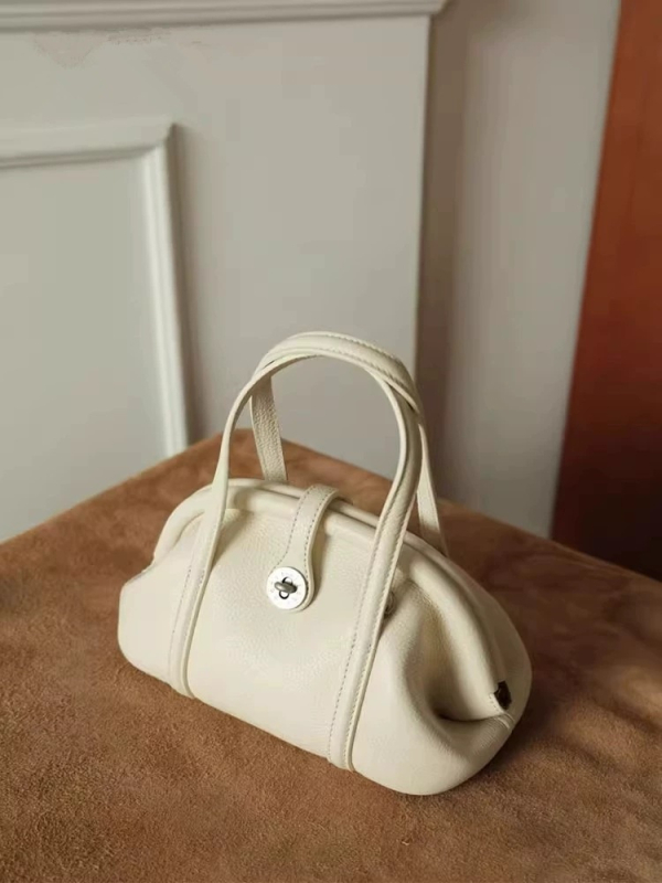 Crossbody torba u obliku knedle, PU materijal, magnetska kopča, poliester podstava, unutarnja džep na zip