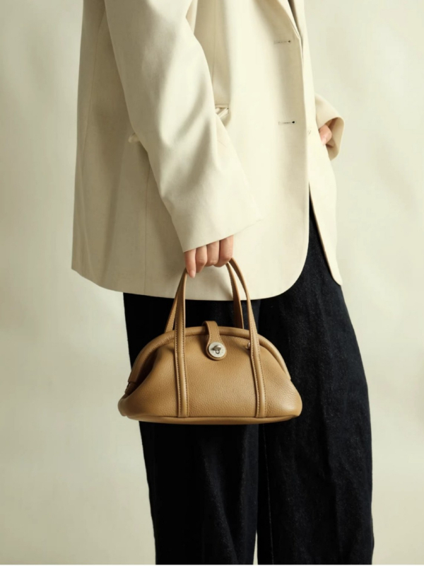 Crossbody torba u obliku knedle, PU materijal, magnetska kopča, poliester podstava, unutarnja džep na zip