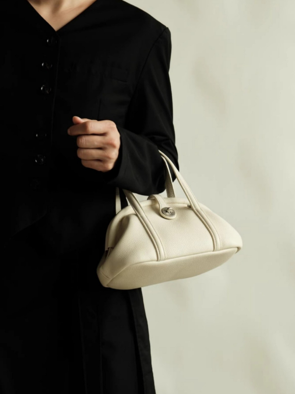 Crossbody torba u obliku knedle, PU materijal, magnetska kopča, poliester podstava, unutarnja džep na zip
