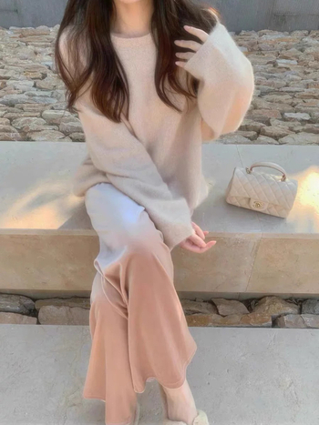 Pulover od čiste vune 95%+, slobodan kroj, okrugli izrez, dugi rukavi