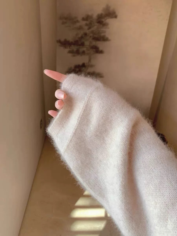 Pulover od čiste vune 95%+, slobodan kroj, okrugli izrez, dugi rukavi