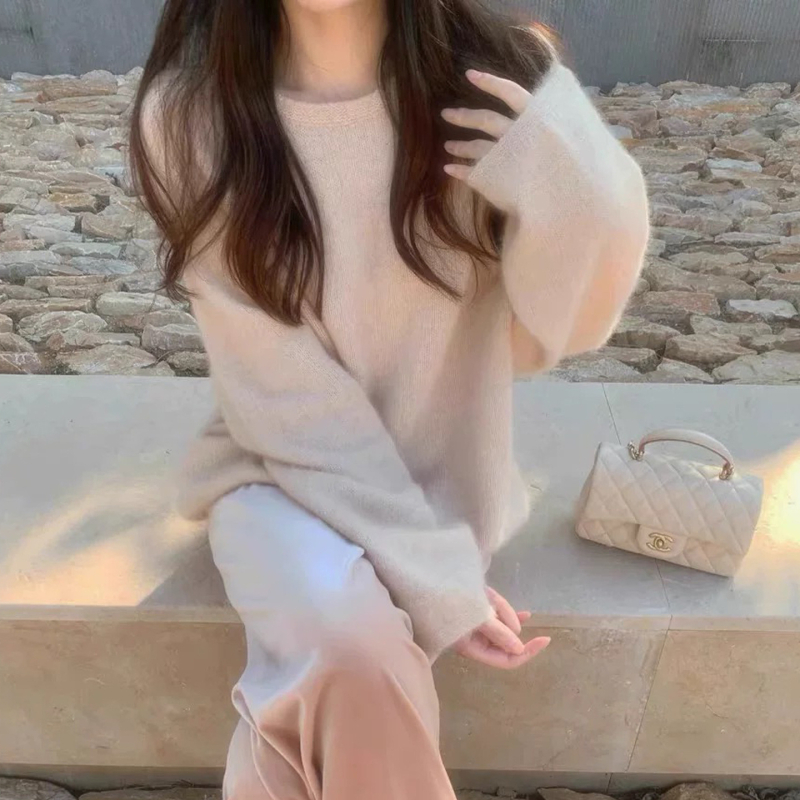 Pulover od čiste vune 95%+, slobodan kroj, okrugli izrez, dugi rukavi