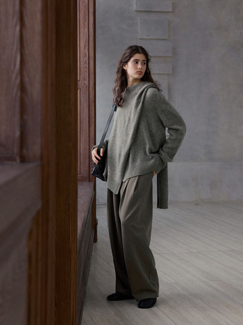 Vuneni pulover s ovratnikom-šalom, nepravilnog dizajna, dugih rukava, elegantan gradski stil